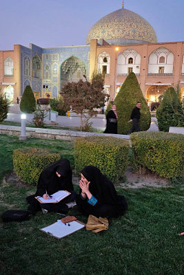 Esfahan, Nasqh-e-Jahan Square, Masjed-e Sheik Lotfollah on the back