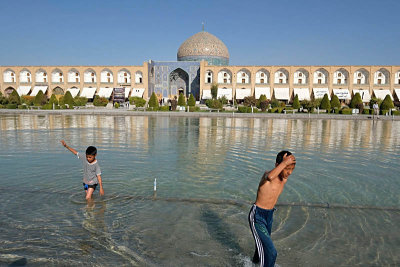 Esfahan, Nasqh-e-Jahan Square, Masjed-e Sheik Lotfollah on the back