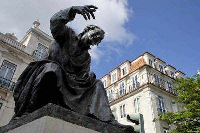 Nova da Trindade Street, António Ribeiro Statue