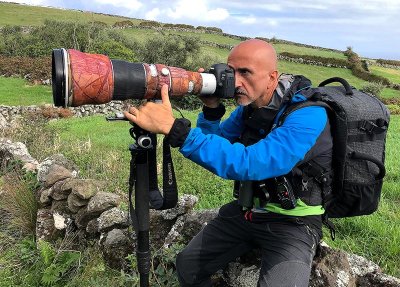 Daniele Occhiato taking pictures of a Dickcissel (Spiza americana)