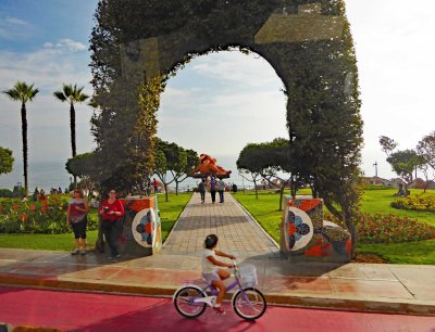 Archway & El Beso Statue in Love Park in Lima, Peru