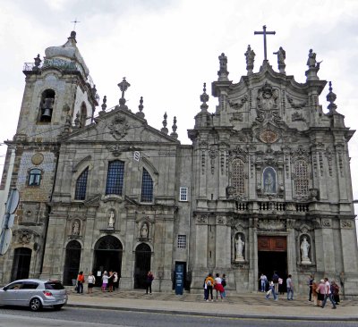 Carmilitas Church (left) and Carmo Church (right) are separated by a narrow house to prevent contact between the nuns and monks