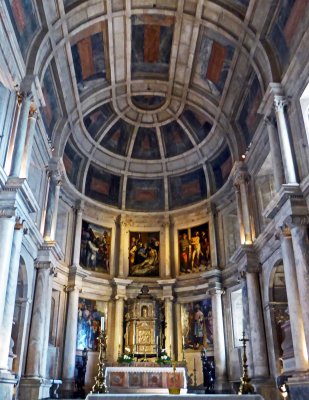 The high altar was commissioned by Queen Catarina (Catherine of Austria), in 1571