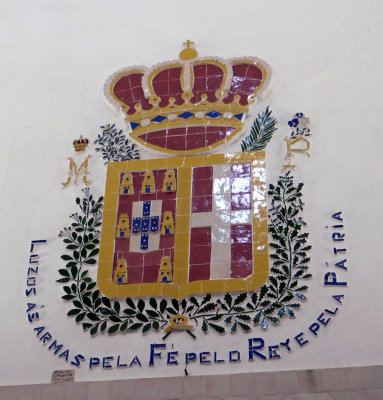 The glazed tile coat of arms in the kitchen is from the last royal family occupying the Palace of Sintra in the 19th century