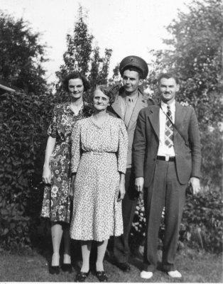esther eleanor vernon and gene oblisk on usmc leave sep 1943.jpg