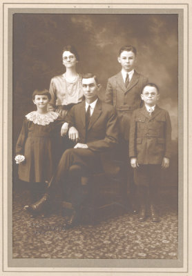 oblisk_leefamily1922.jpg
