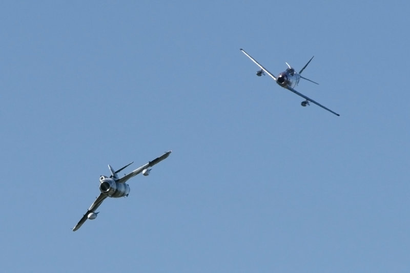 Dog Fight - F86 Chasing Mig17