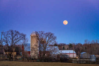 Full moon, barn