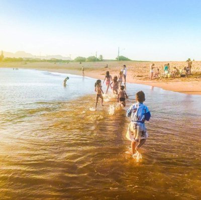 Enfants jouant sur la plage  Antonio DE MORAIS  2019.jpeg