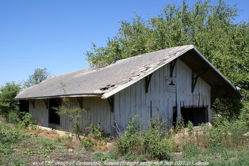 Ex-ATSF Carbondale KS depot 002.jpg