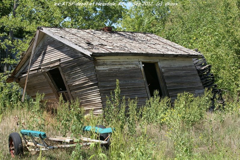 Ex-ATSF Hessdale KS depot 002.jpg