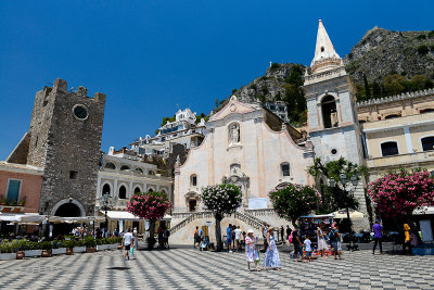 Piazza IX Aprile, on the left Torre dell'orologio e Porta di mezzo, on the right Chiesa di San Giuseppe, Taormina