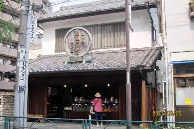 Rice cracker seller