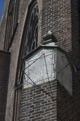 Maassluis, herv gem Groote Kerk Buitenzijde Zonnewijzer [011] 2017 4690.jpg