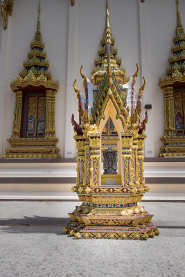 Objects around the Wat Plai Laem temple 