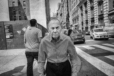 Crossing Fifth Avenue _8160038