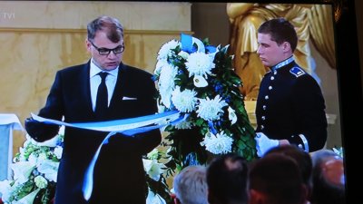 Prime Minister Juha Sipil reading  the last greeting