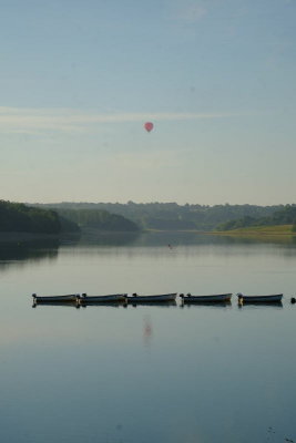 The  red  balloon  reflects  in  Bewl  Water .