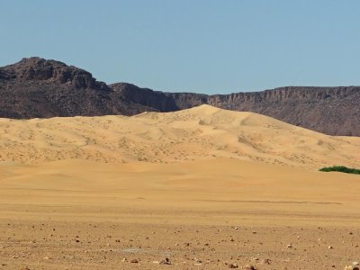 The sand dunes in the White Valley were very high.