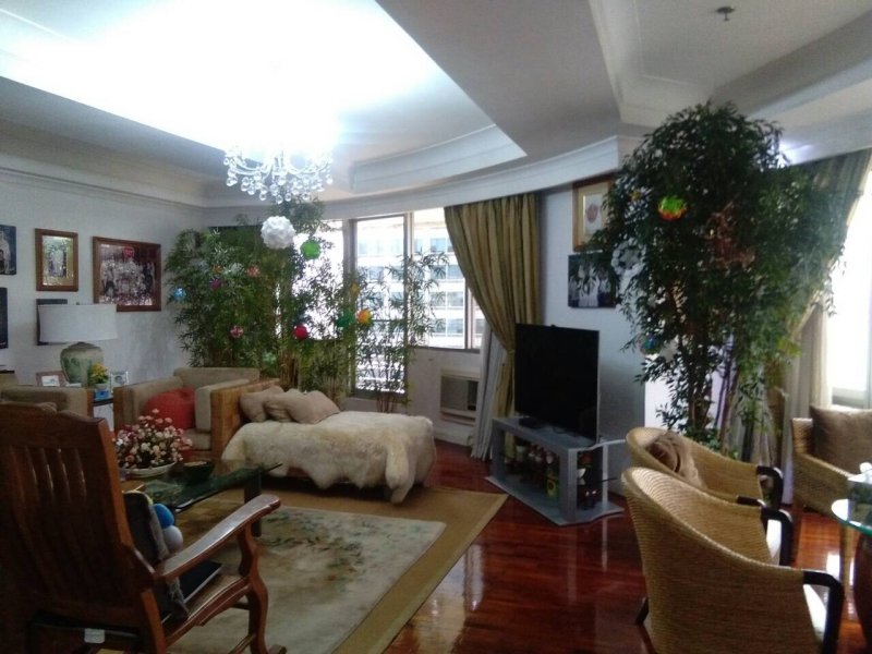 2BR for sale in Salcedo Village 189sqm****