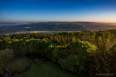 Sonnenaufgang auf dem Georg-Viktor-Turm auf dem Eisenberg, rechts im Bild: Lengefeld