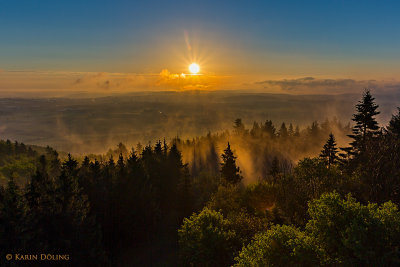 Sonnenaufgang auf dem Georg-Viktor-Turm auf dem Eisenberg