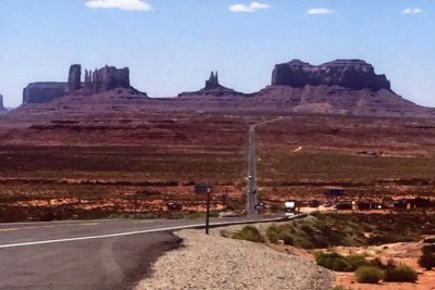 13 Huge rocky buttes 02.jpg