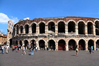 ROMAN AMPHITHEATER