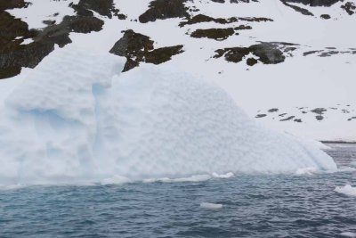 A ZODIAC TOUR AMONG THE GLACIERS