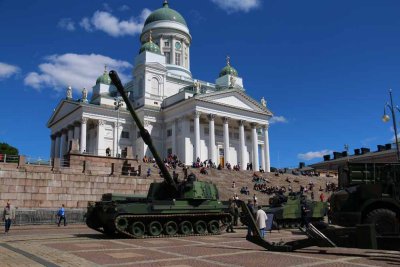 SWEDISH ARMY ON DISPLAY BY HELSINKI CATHEDRAL