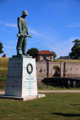 STATUE TO OUR FALLEN