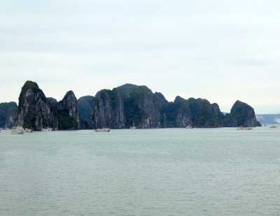 Scenic cruise along Ha Long Bay