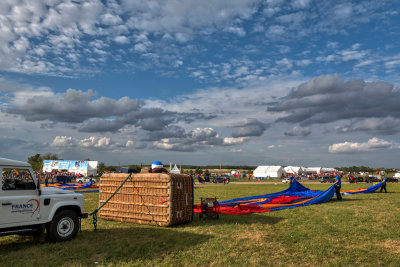 La nacelle est attache au 4x4 et on dplie la toile.