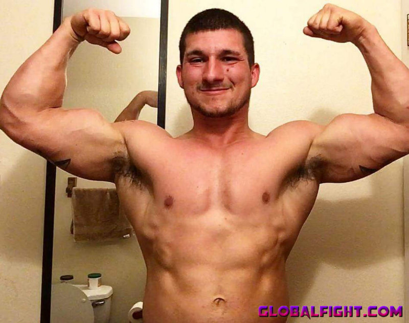 cute musclejock flexing.jpg