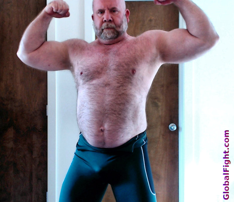 gay musclebears flexing.jpg