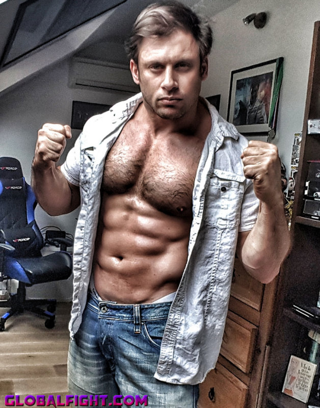 musclejock flexing hard muscles.jpg