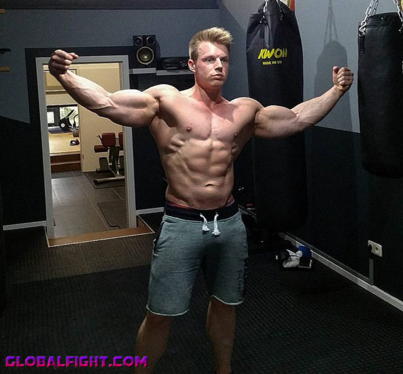 musclejocks flexing webcams.jpg