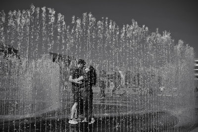 A kiss in the fountain