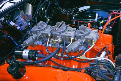 034-2018-mcacn-sidebar-wischnewski-1970-plymouth-cuda-carburetor-detail.jpg