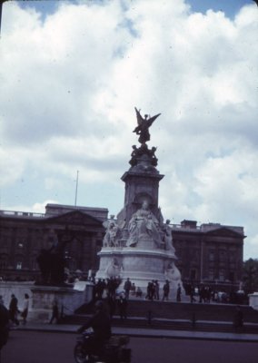 2-5_Victoria Monument.jpg