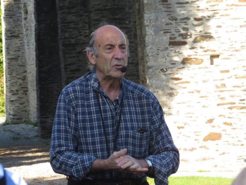 Guide at Hedgerows