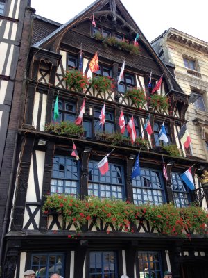 Facade across from Jeanne d'Arc