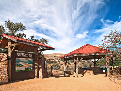 Enchanted Rock State Natural area: Shelter at trail head for trails to summet