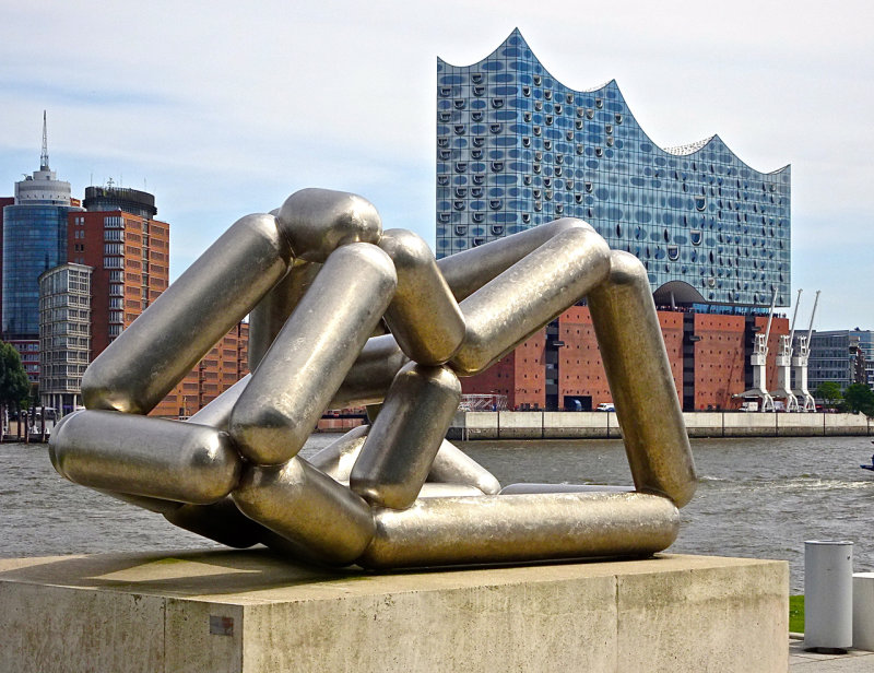 Sculpture and view across to Elbphilharmonie