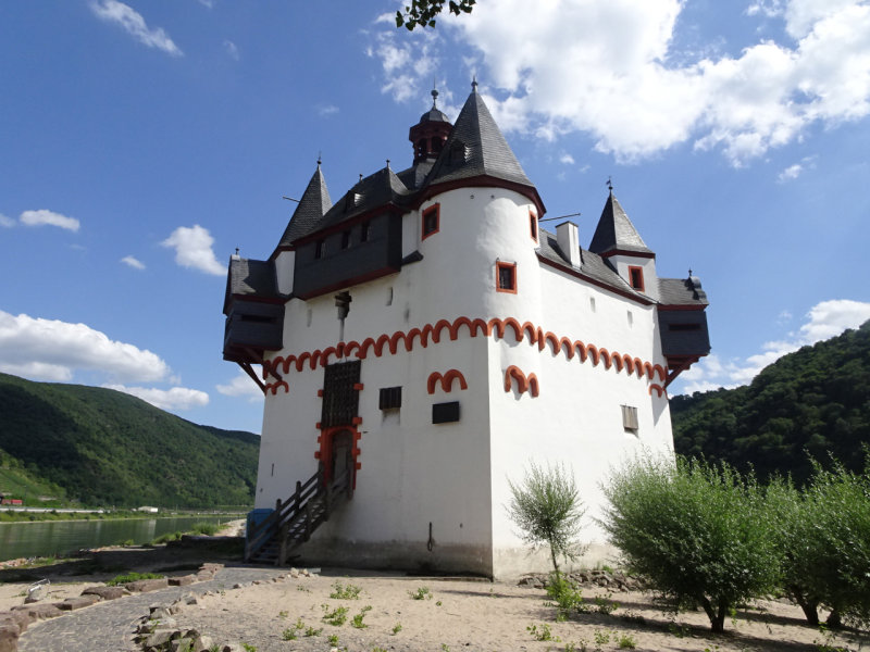 Burg (castle/fortress) Pfalzgrafenstein in  a strategic position in the middle of the Rhine