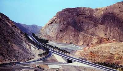 oman highway in the hills DSCF0189.jpg