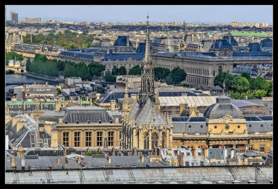 Vista de la Sainte-Chapelle desde Notre Dame, al fondo el Museo del Louvre