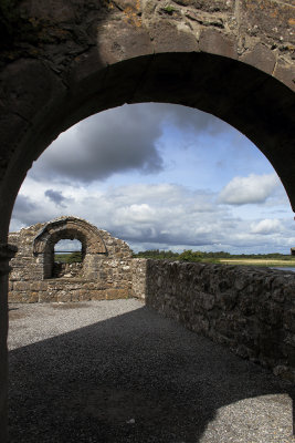 ClonmacnoiseCathedralIMG_7767.jpg