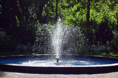 Fountain at Akureyri gardens.jpg