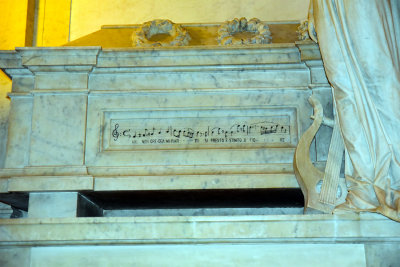 Catania cathedral Bellini memorial.jpg